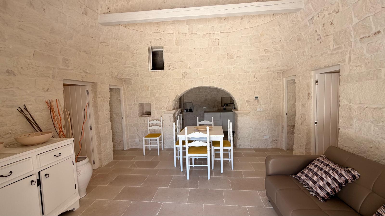 Trulli Comunicanti, Restaurati con Antico Camino, Ulivi Secolari.